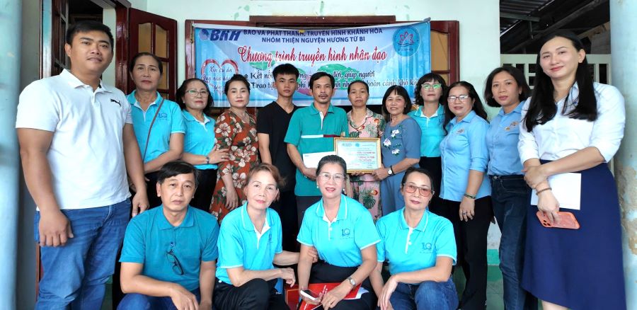 Các đơn vị trao tiền hỗ trợ cho gia đình bà Kim Cương.