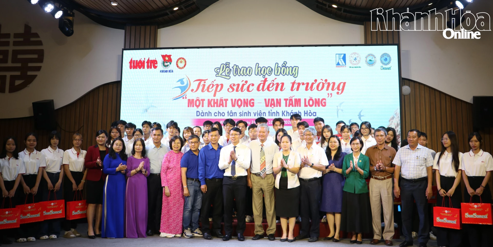 Các sinh viên chụp hình lưu niệm với đại biểu.