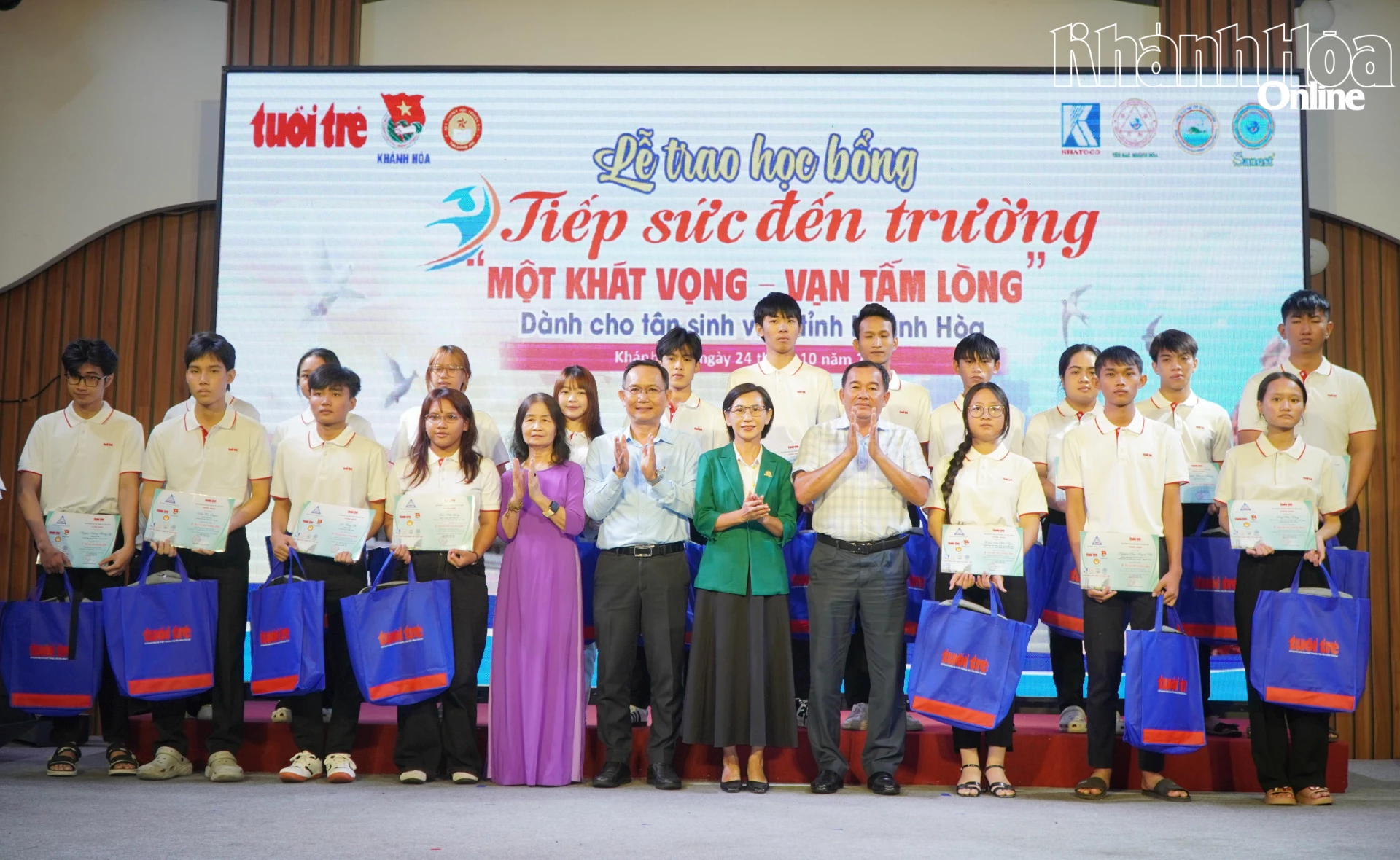 Các tân sinh viên nhận học bổng của chương trình.