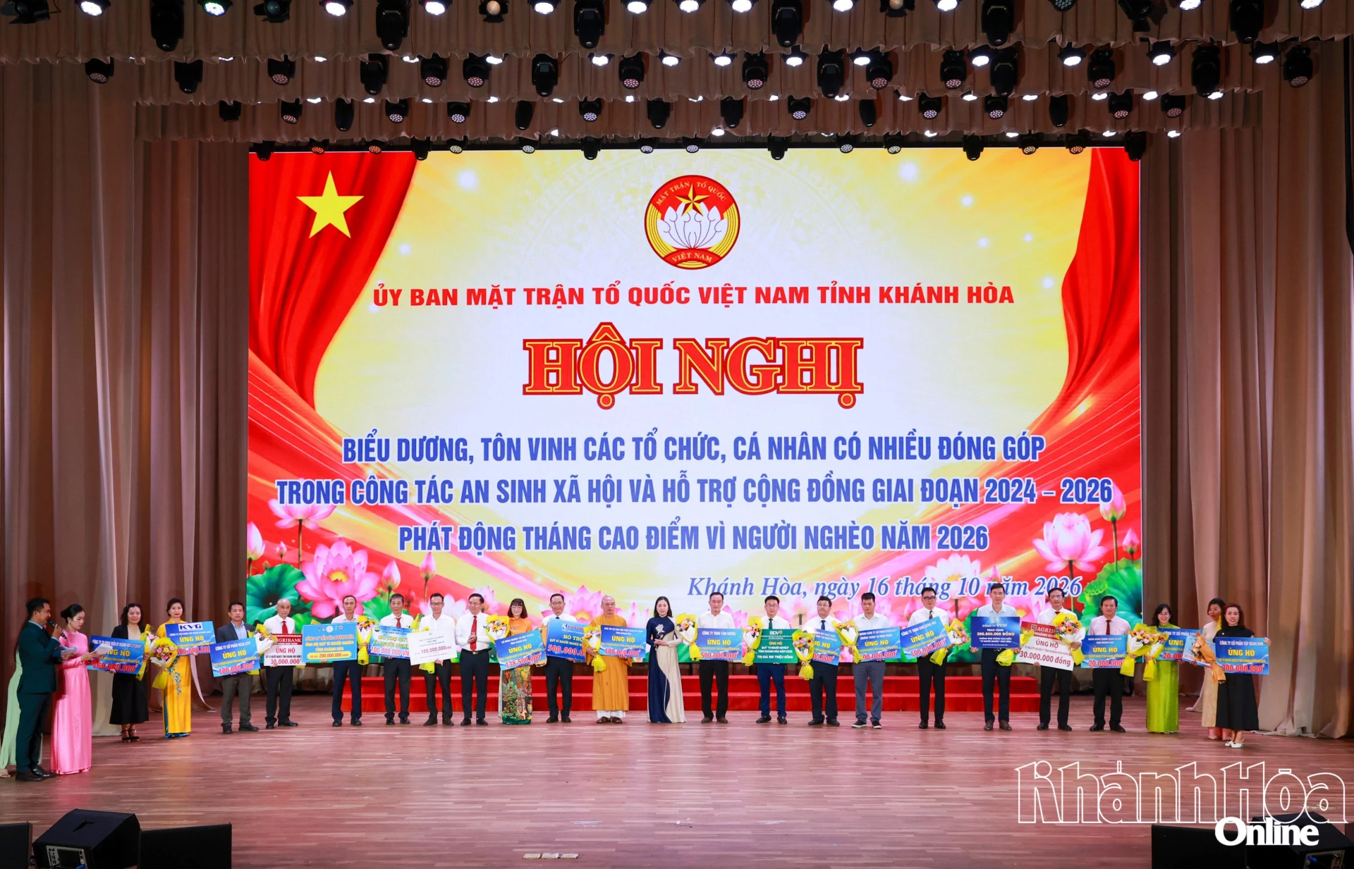 Các tổ chức, doanh nghiệp, cá nhân trao bảng tượng trưng ủng hộ Quỹ Vì người nghèo tỉnh tại buổi lễ.