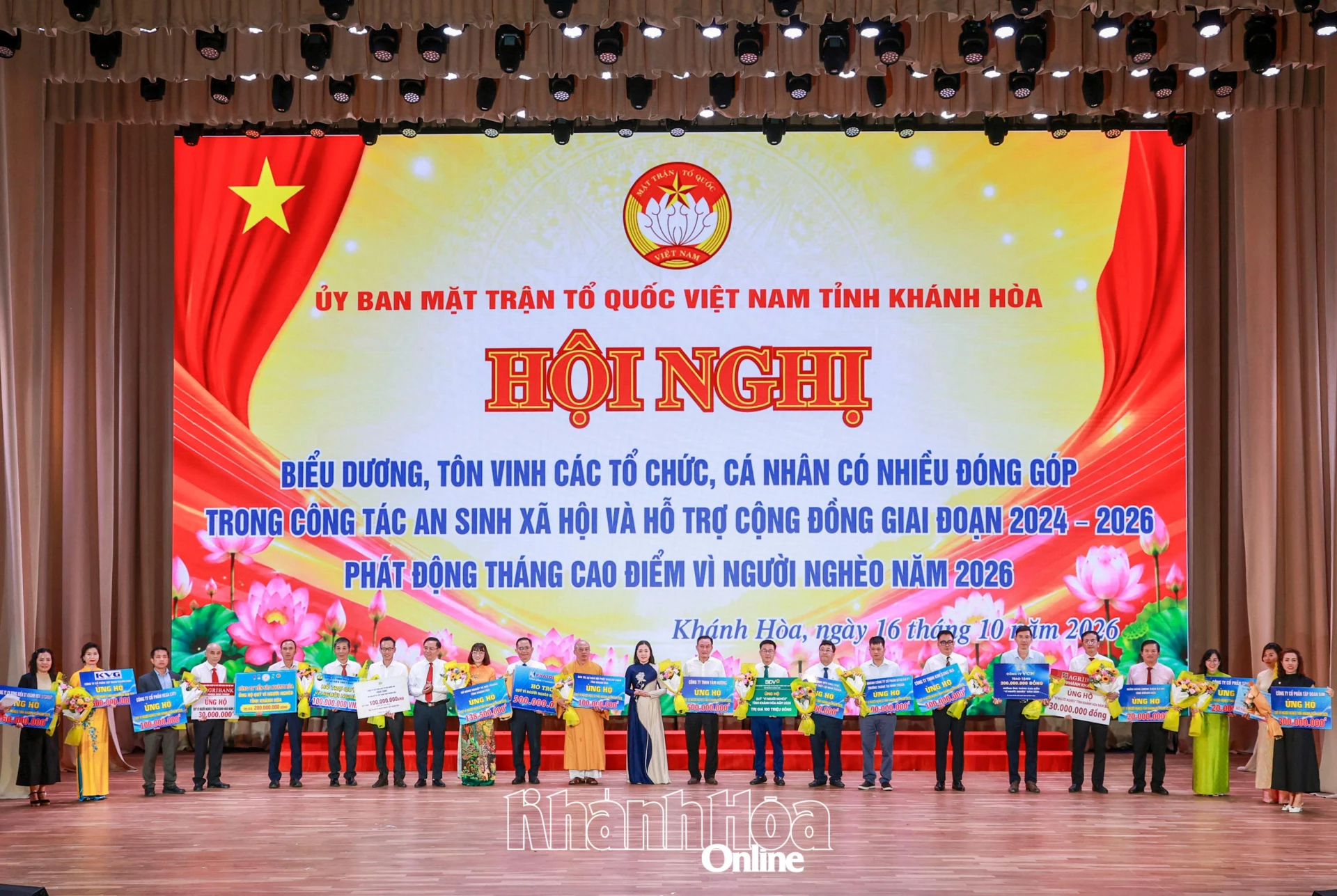 Các tổ chức, doanhnghiệp, cá nhân trao bảng tượng trưng ủng hộ Quỹ vì người nghèo tỉnh. Ảnh: C.ĐỊNH