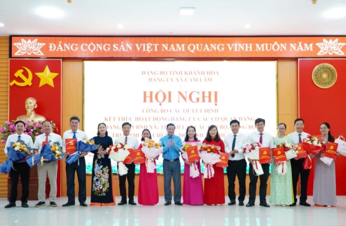 Đảng ủy xã Cam Lâm công bố các quyết định về sắp xếp, kiện toàn tổ chức đảng và công tác cán bộ