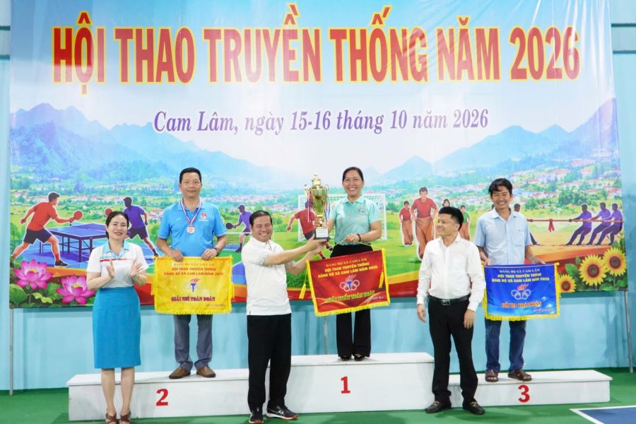 Ban tổ chức trao giải nhất,nhì ba toàn đoàn cho các đội có thành tích xuất sắc trong Hội thao.