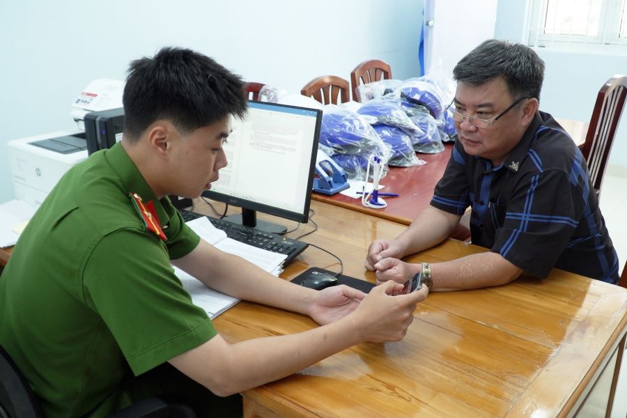 Cán bộ công an phường hướng dẫn chủ phương tiện thực hiện các thủ tục liên quan đến phương tiện.