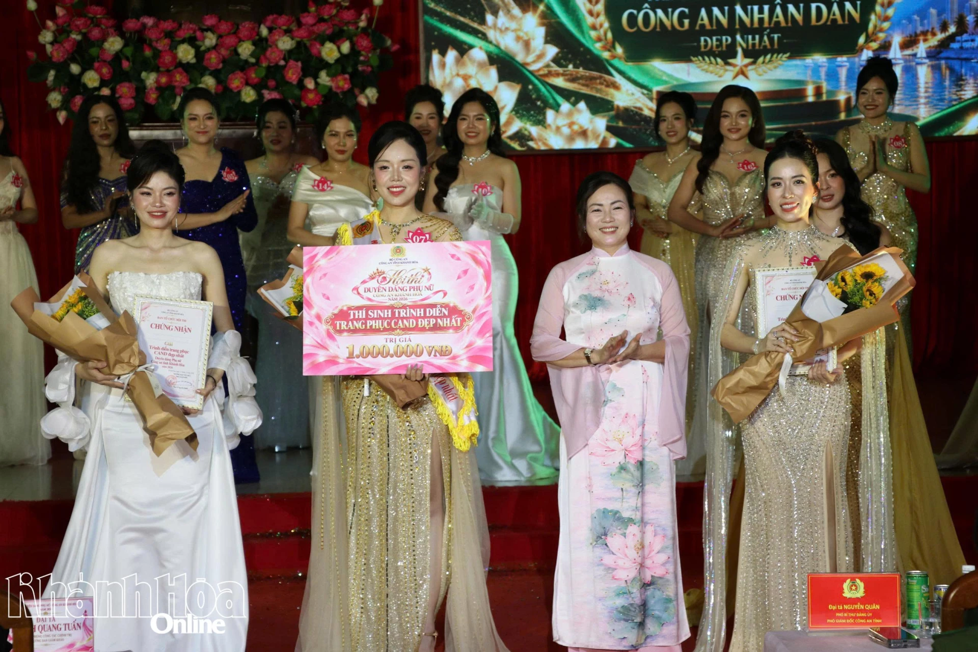 Ban tổ chức trao giải phụ cho 3 thí sonh trình diễn trang phục Công an nhân dân đẹp nhất.
