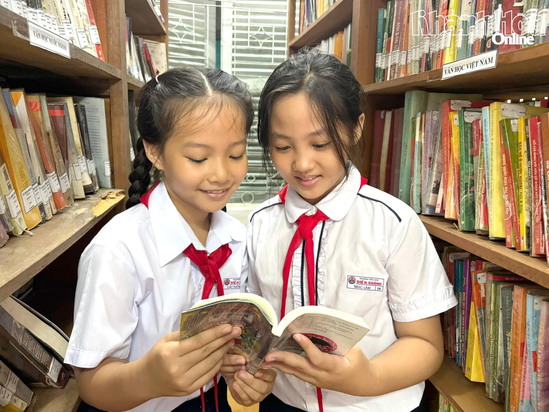 Cát Tường và Trúc Lâm thường ghé thư viện sau giờ tan học để đọc những cuốn sách, truyện yêu thích.