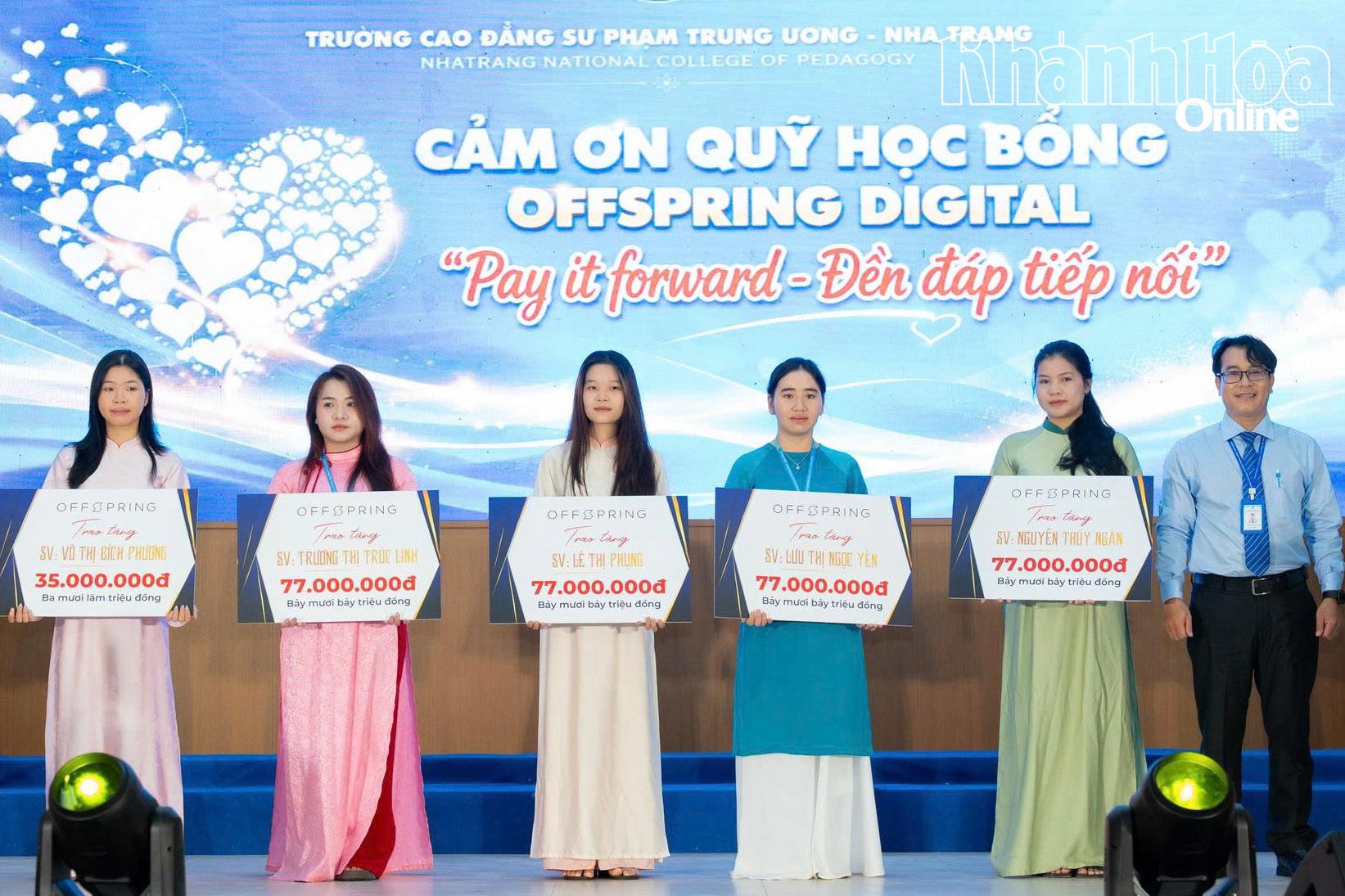 Em Lưu Thị Ngọc Yến (thứ 3 từ phải sang) nhận học bổng của nhà tài trợ cho sinh viên có hoàn cảnh khó khăn.