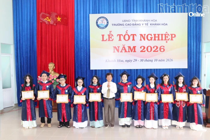 Trường Cao đẳng Y tế Khánh Hòa trao bằng tốt nghiệp cho 382 học sinh, sinh viên