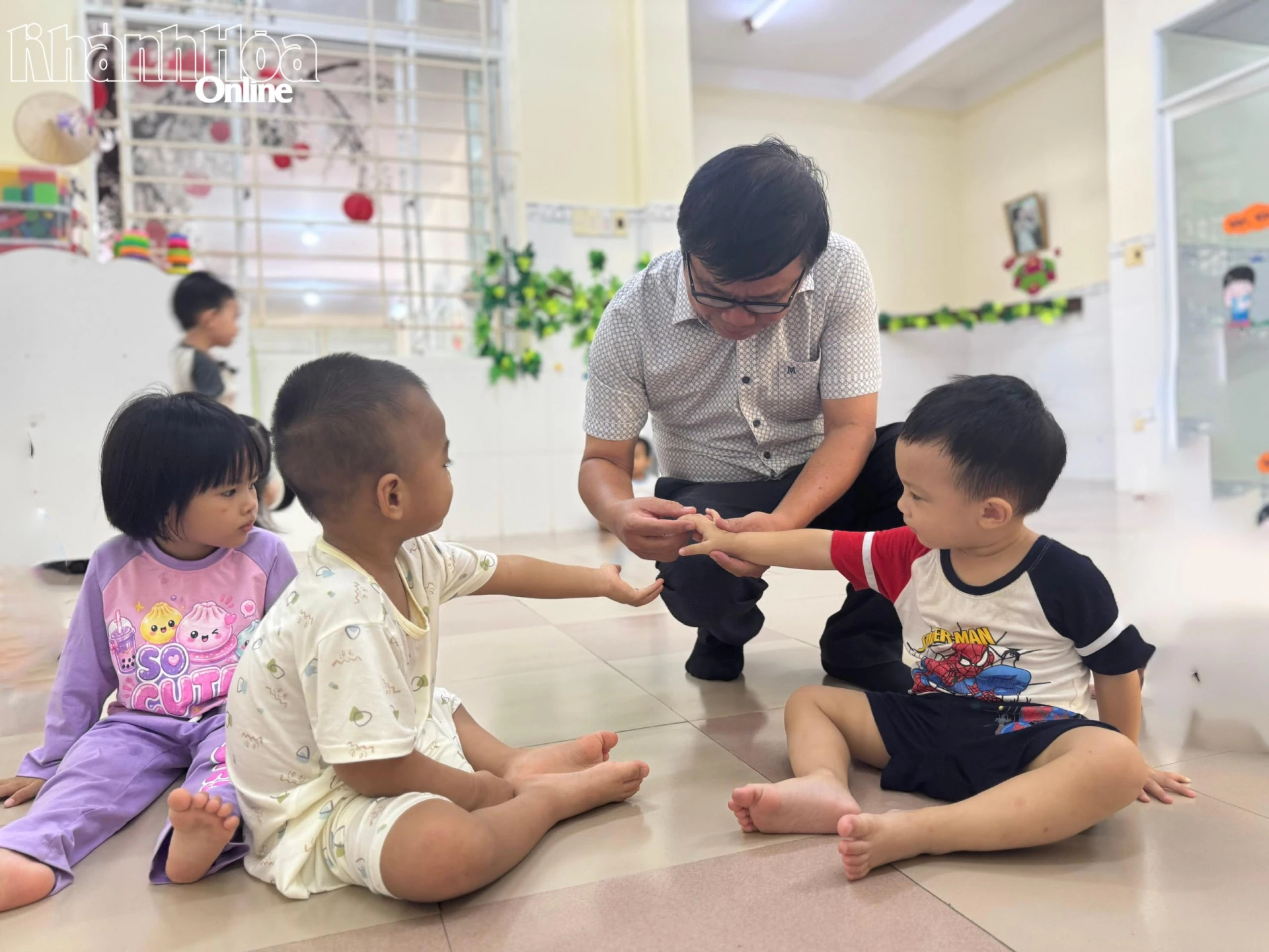 Đoàn kiểm tra của Trung tâm Kiểm soát bệnh tật Khánh Hòa giám sát bệnh tay chân miệng tại Trường Mầm non phường Bắc Nha Trang (trụ sở chính).