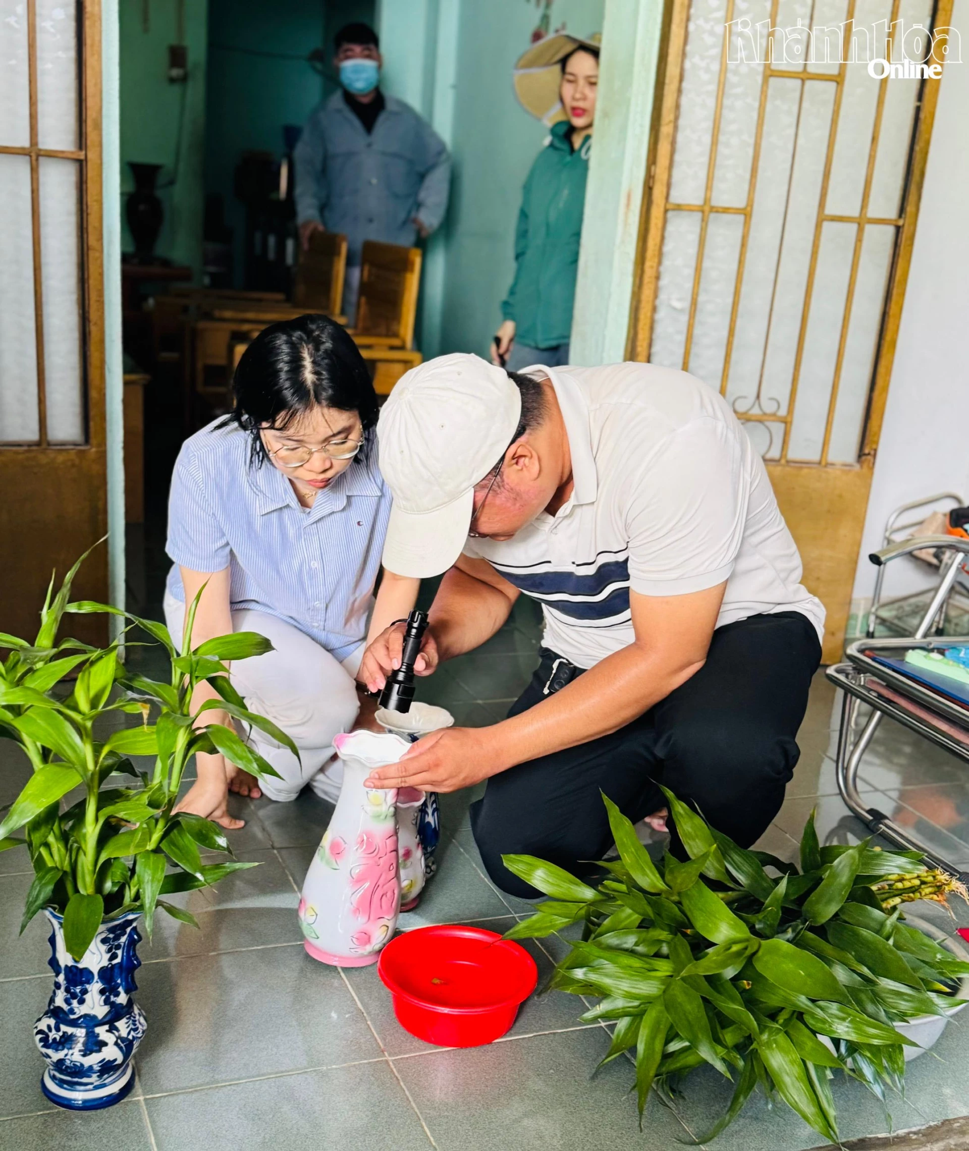 Đoàn giám sát kiểm tra thực tế công tác phòng, chống bệnh sốt xuất huyết tại hộ dân.