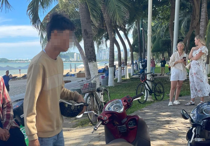 Lực lượng cứu hộ bãi biển kịp thời khống chế đối tượng giật túi xách du khách