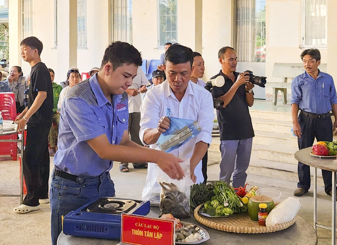 cha và con trai cùng thực hiện bữa cơm_1