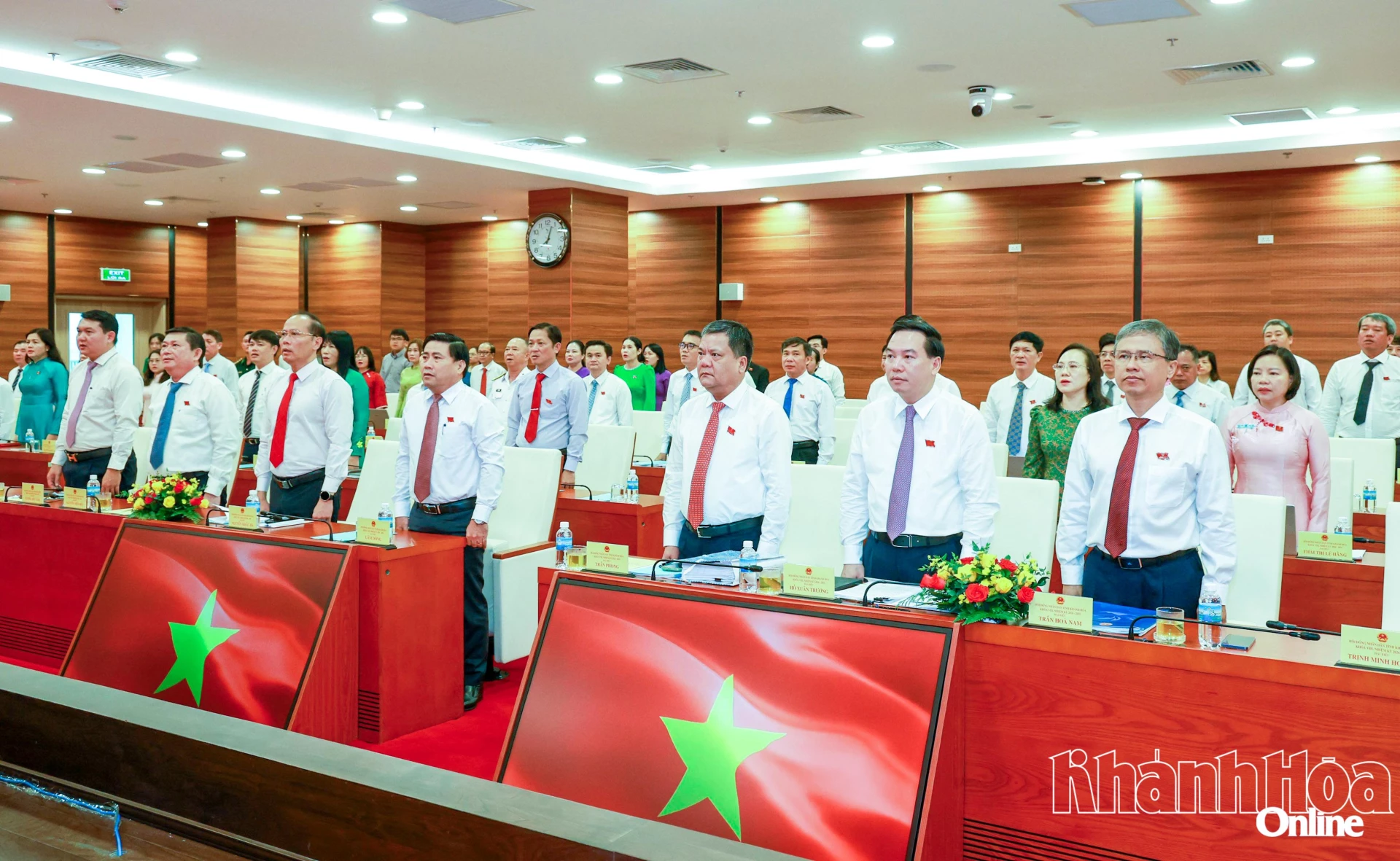 Các đồng chí lãnh đạo tỉnh và đại biểu thực hiện nghi lễ chào cờ khai mạc Kỳ họp thứ 3, HĐND tỉnh khóa VIII.