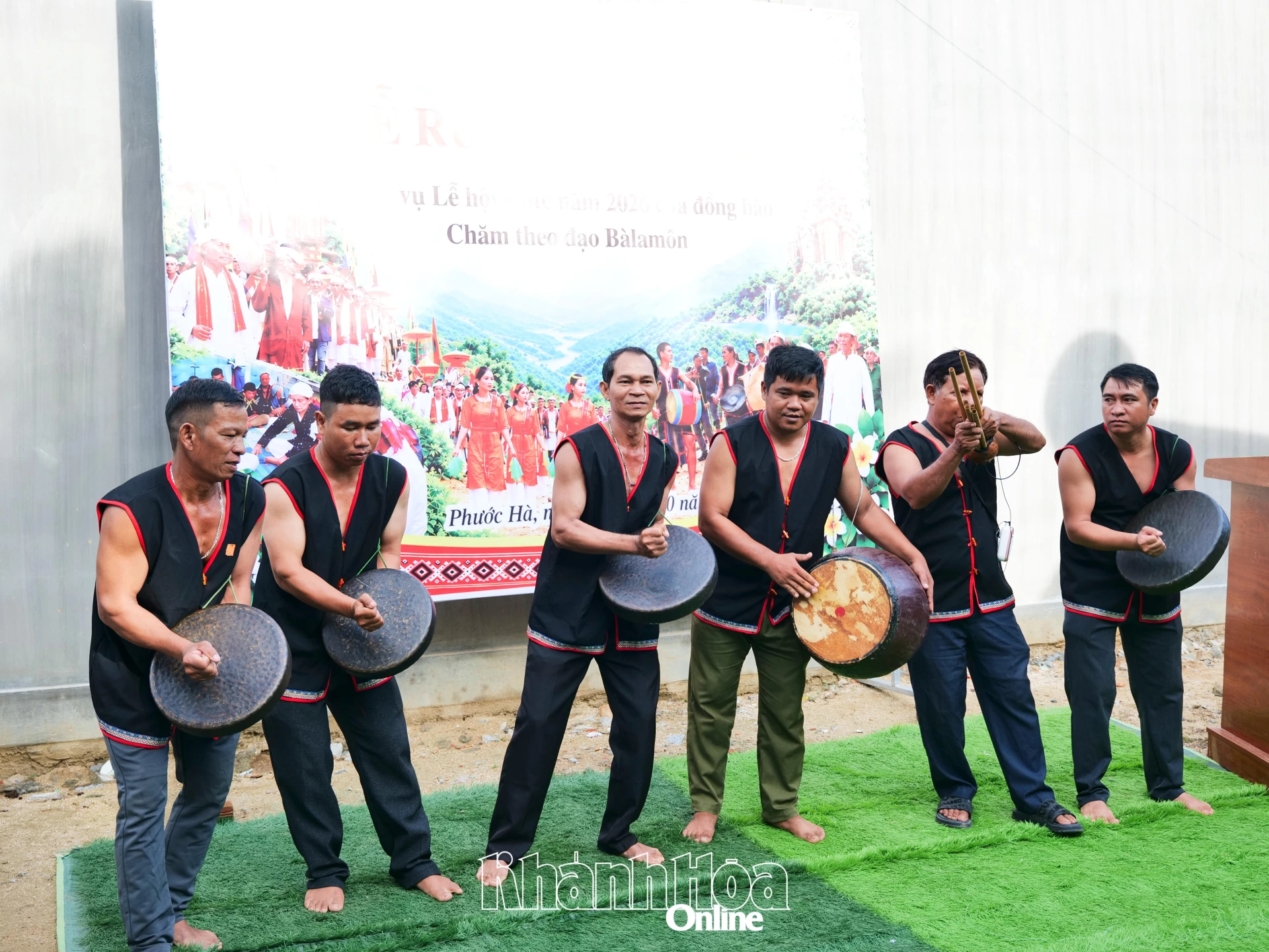 Tiết mục múa mã la của các nghệ nhân Raglai xã Phước Hà tại lễ rước y trang nữ thần Pô Inư Nưgar.