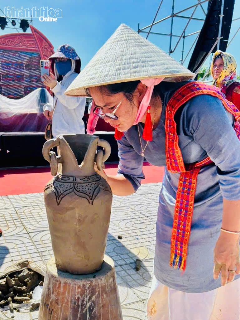 Chị Đàng Phú Nữ Trà My thực hiện sản phẩm chế tác gốm tại Lễ hội Gốm Chăm Bàu Trúc năm 2026.