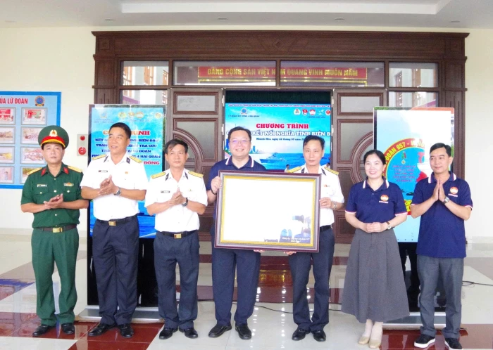 Lữ đoàn 957 tiếp nhận trang thiết bị từ chương trình “Chợ Lớn kết nối nghĩa tình biển đảo”