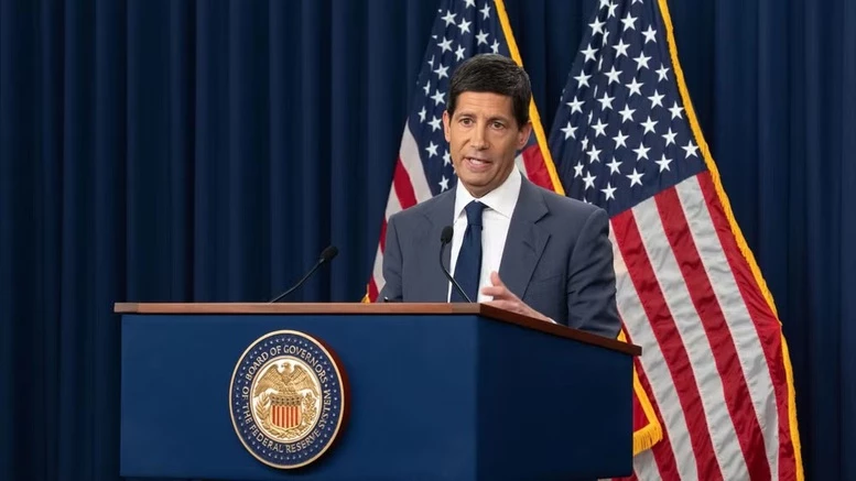 Chủ tịch Fed Kevin Warsh tại buổi họp báo công bố quyết định về lãi suất tại Washington DC., ngày 28/10/2026 - Ảnh: THX/TTXVN

