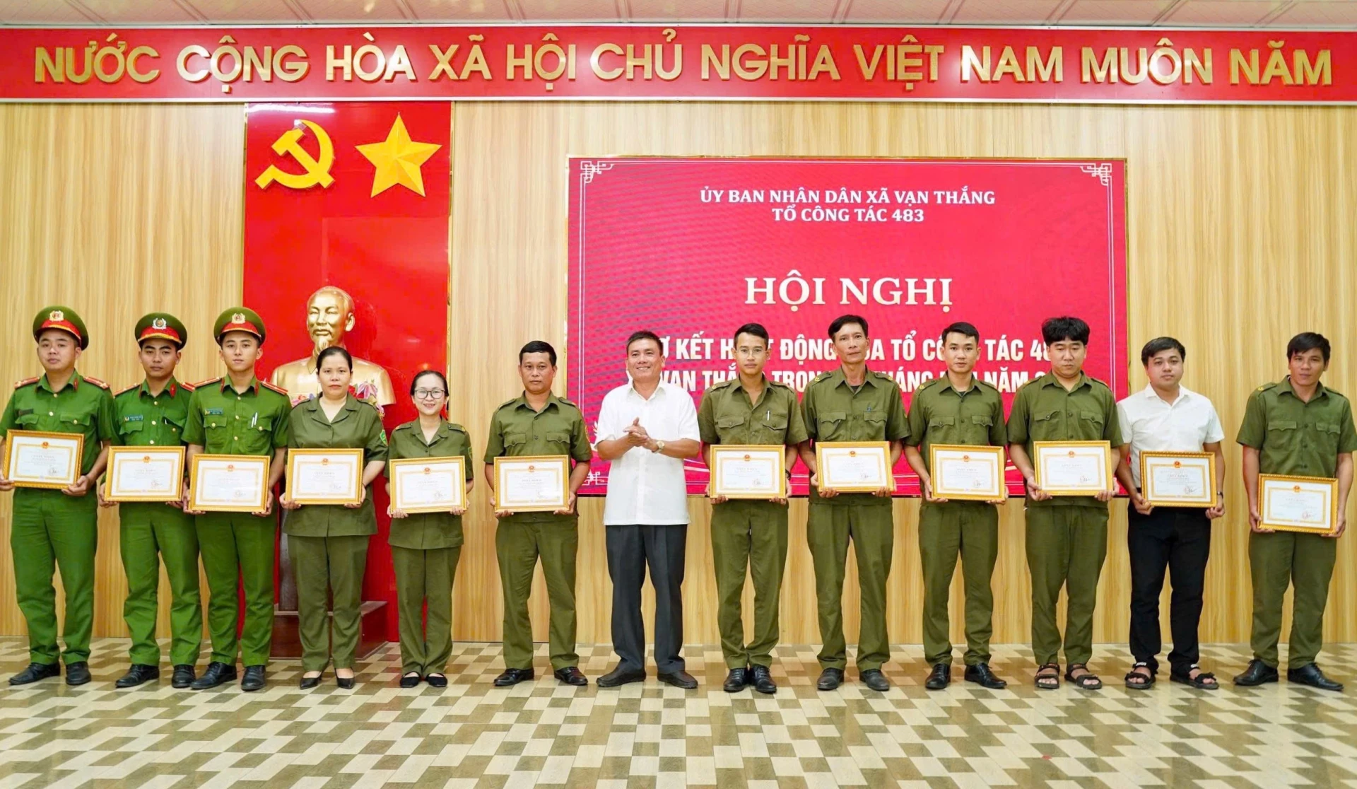 Lãnh đạo xã Vạn Thắng trao giấy khen cho các cá nhân có thành tích xuất sắc.