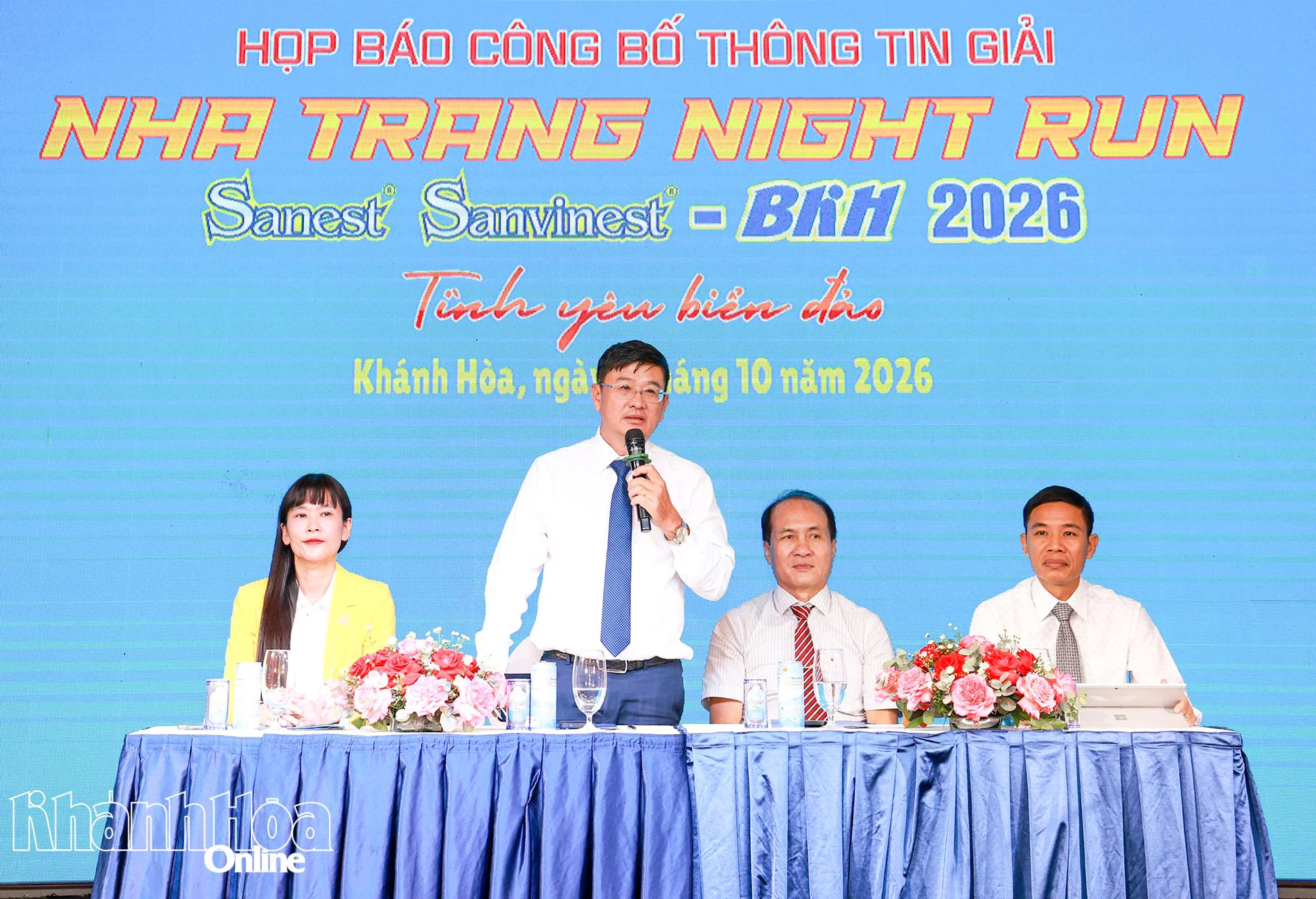 Các thành viên Ban tổ chức điều hành buổi họp báo.