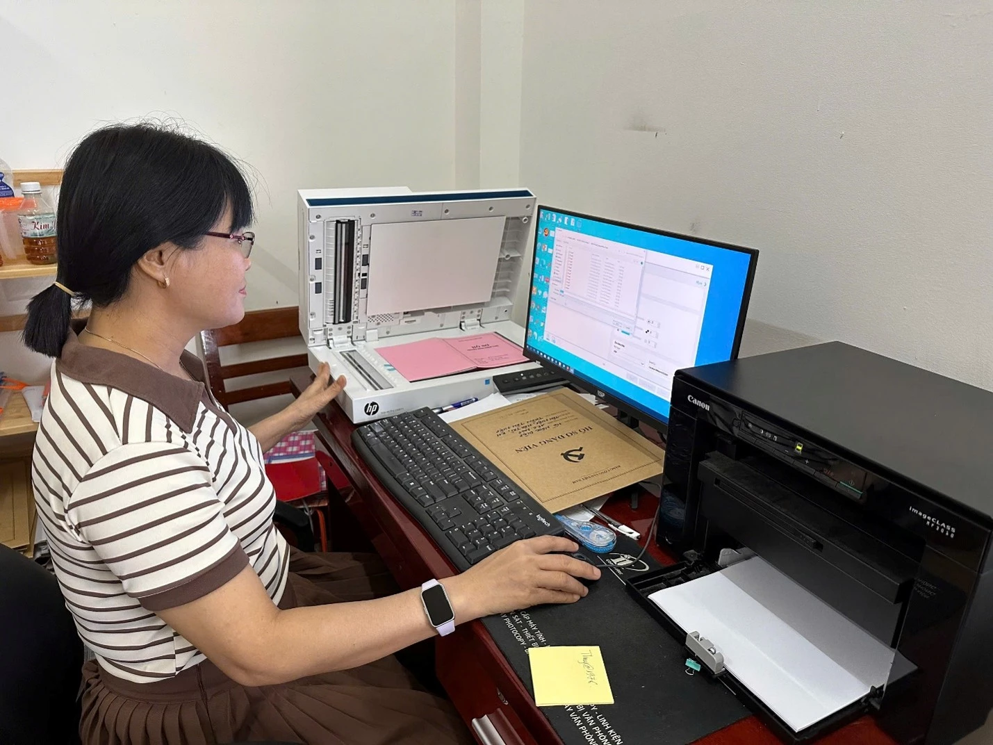 Chuyên viên Ban Xây dựng Đảng số hóa tài liệu hồ sơ đảng viên.