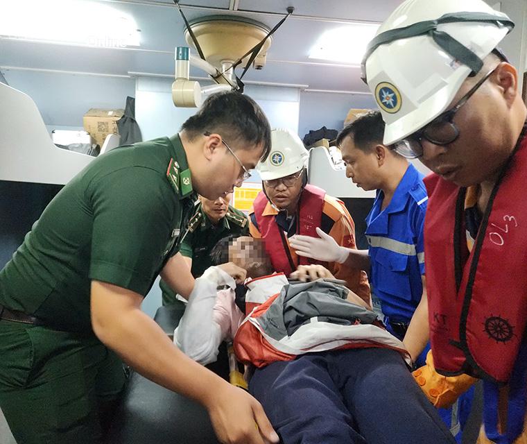 Lực lượng chức năng đưa thuyền viên bị nạn vào bờ.