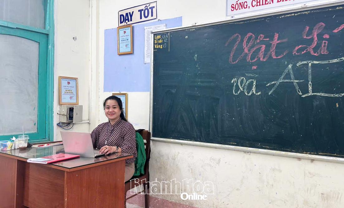 Cô Đặng Thị Hồng Anh chủ động ứng dụng các công cụ số vào giảng dạy và công tác chuyên môn.