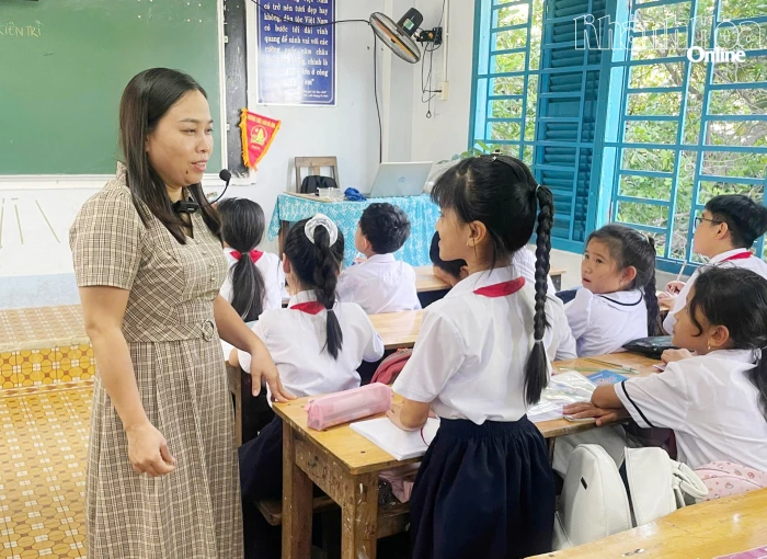 Cô giáo dạy sử vững chuyên môn, giàu lòng nhân ái