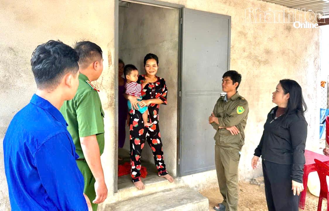 Công an xã Tây Ninh Hòa phối hợp với các lực lượng tới tận nhà vận động người dân cài đặt.ứng dụng VNeID. 