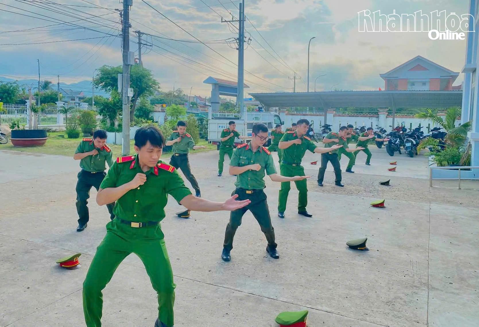 Công an xã Tây Ninh Hòa tập luyện võ thuật nâng cao  nghiệp vụ.