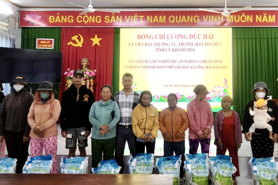 Đại diện địa phương trao hỗ trợ gạo cho người dân.