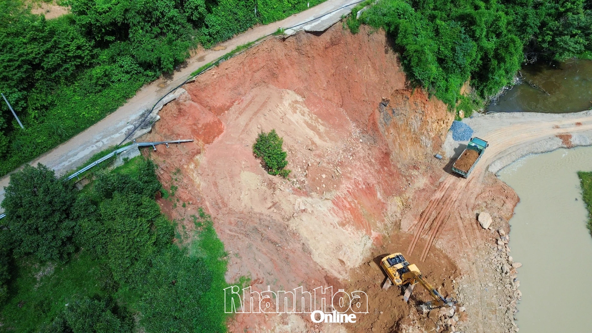 Khu vực đường bê tông xi măng thôn Hòn Dung bị sạt lở trong mùa mưa lũ năm 2025 được xã Khánh Sơn khẩn trương triển khai khắc phục. Ảnh: HOÀNG ĐỨC