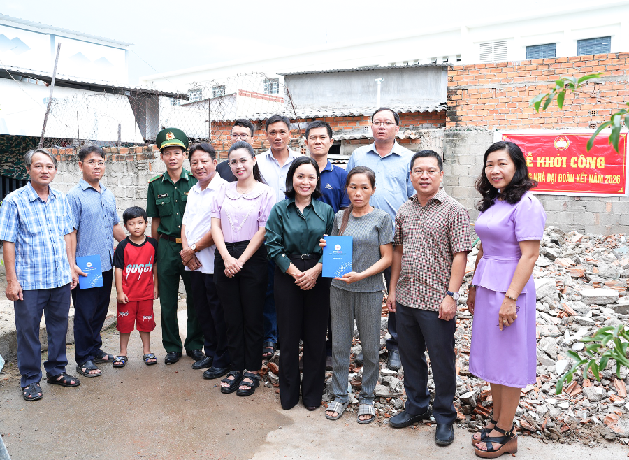 Lãnh đạo Công ty Điện lực Khánh Hòa trao kinh phí hỗ trợ xây nhà ở cho gia đình bà Nguyễn Ngọc Thảo.
