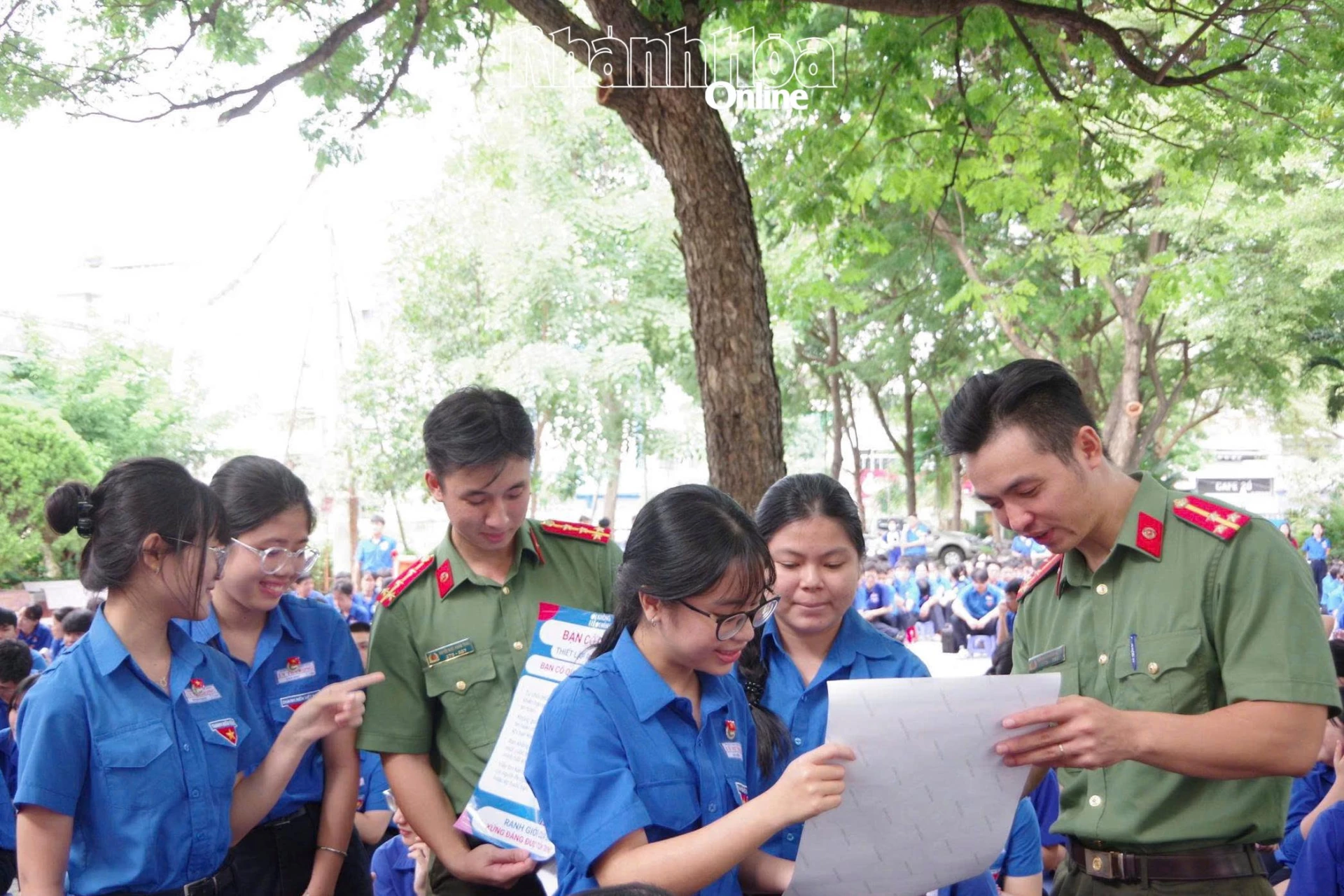 Học sinh tiếp cận các kiến thức về an toàn mạng thông qua tài liệu tuyên truyền trực quan.