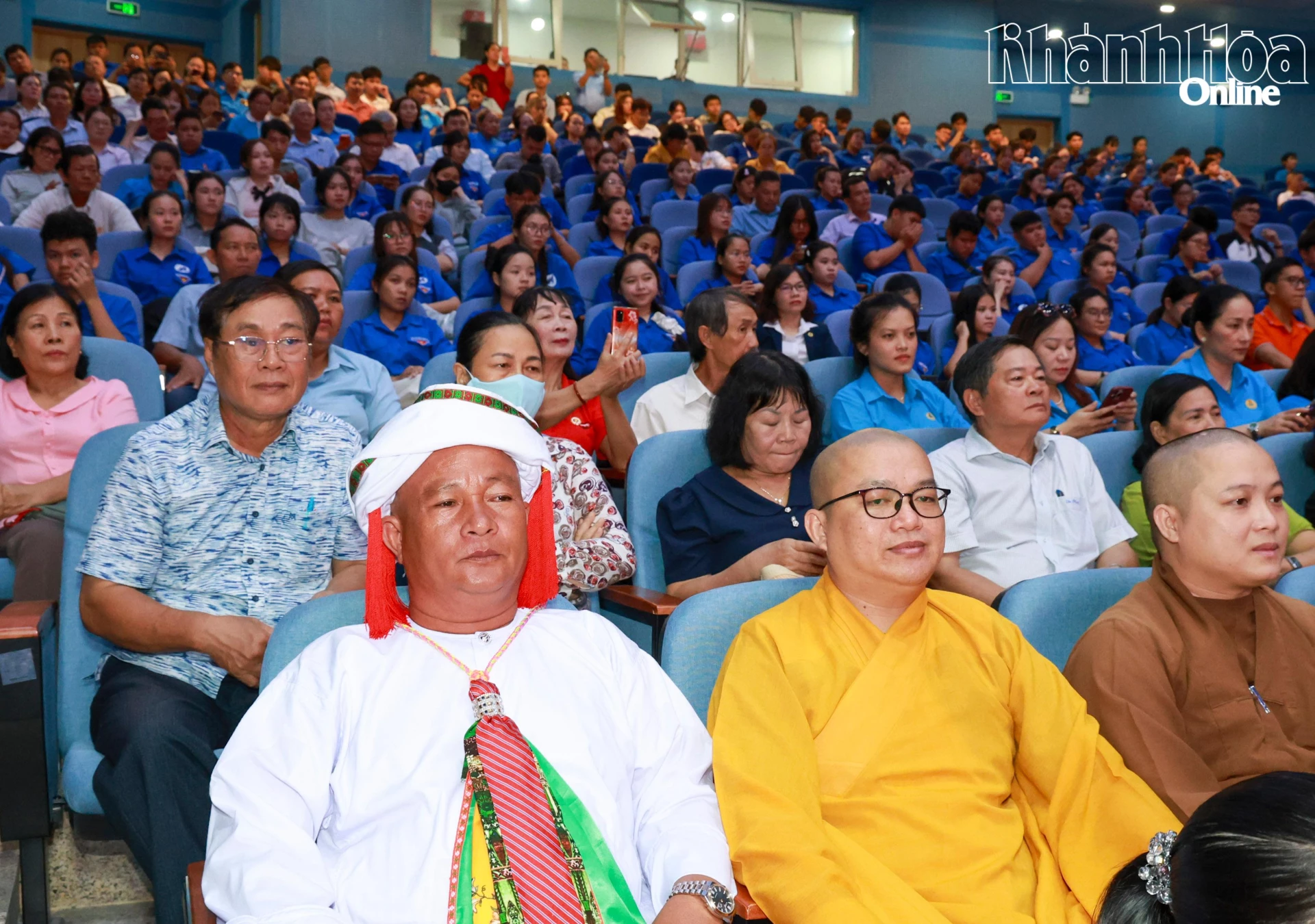 Các đại biểu tham dự buổi lễ. 