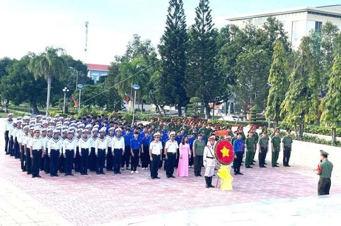 Hơn 200 đoàn viên, thanh niên dâng hoa, dâng hương tưởng niệm Chủ tịch Hồ Chí Minh tại phường Cam Ranh