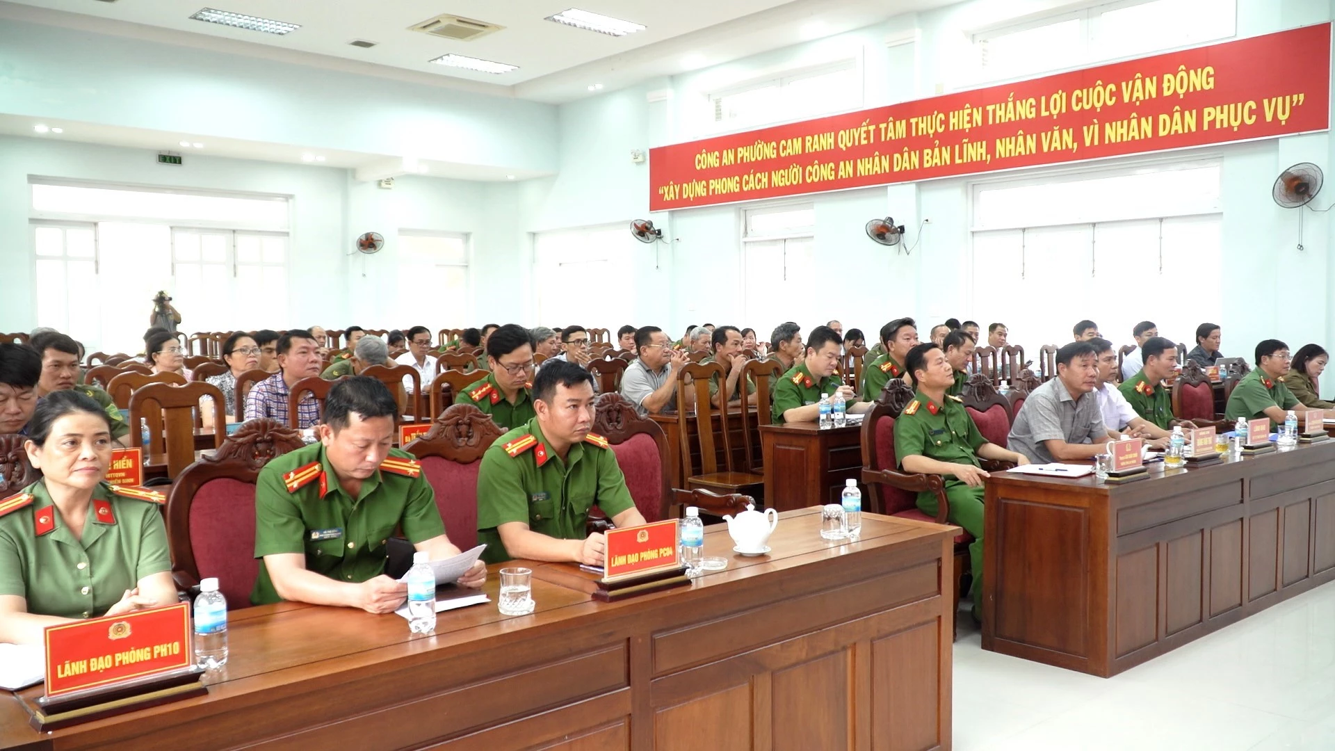 Các đại biểu tham dự buổi công bố.