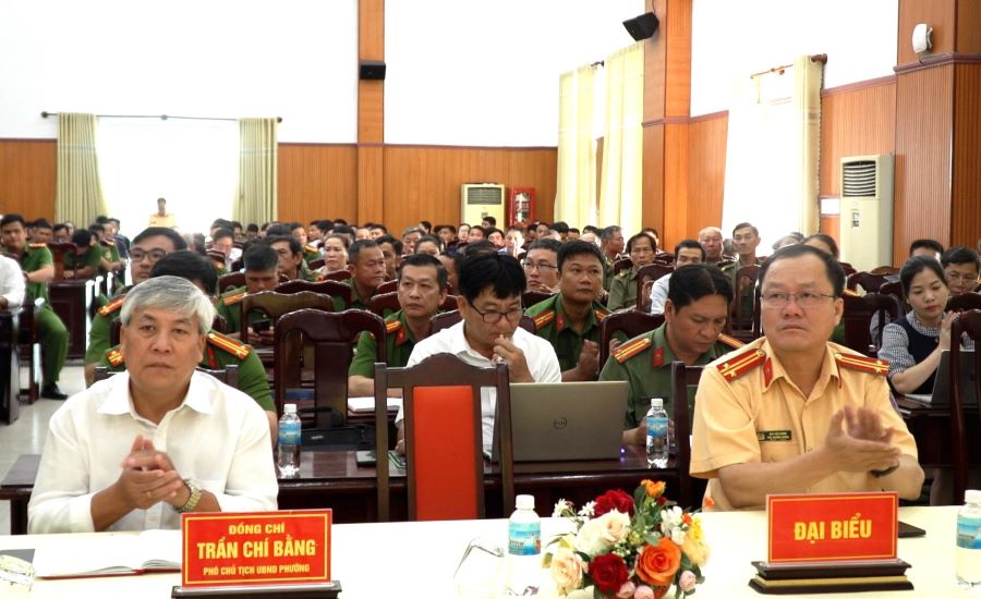 Các đại biểu tham dự chương trình.