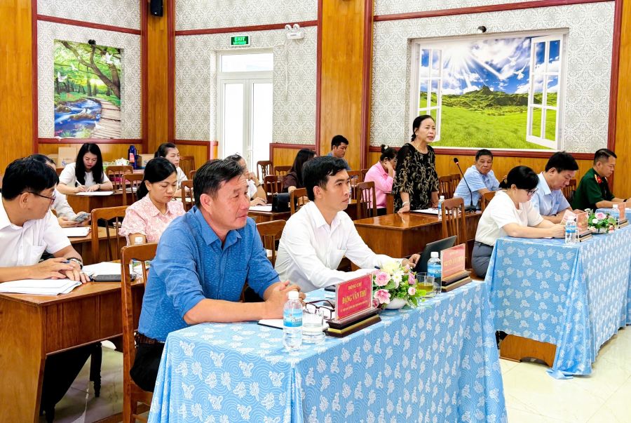 Đại biểu tham gia thảo luận tại hội nghị.