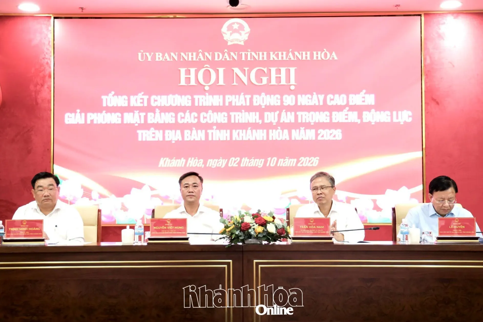 Chủ tịch UBND tỉnh Nguyễn Việt Hùng và các Phó Chủ tịch UBND tỉnh chủ trì hội nghị.