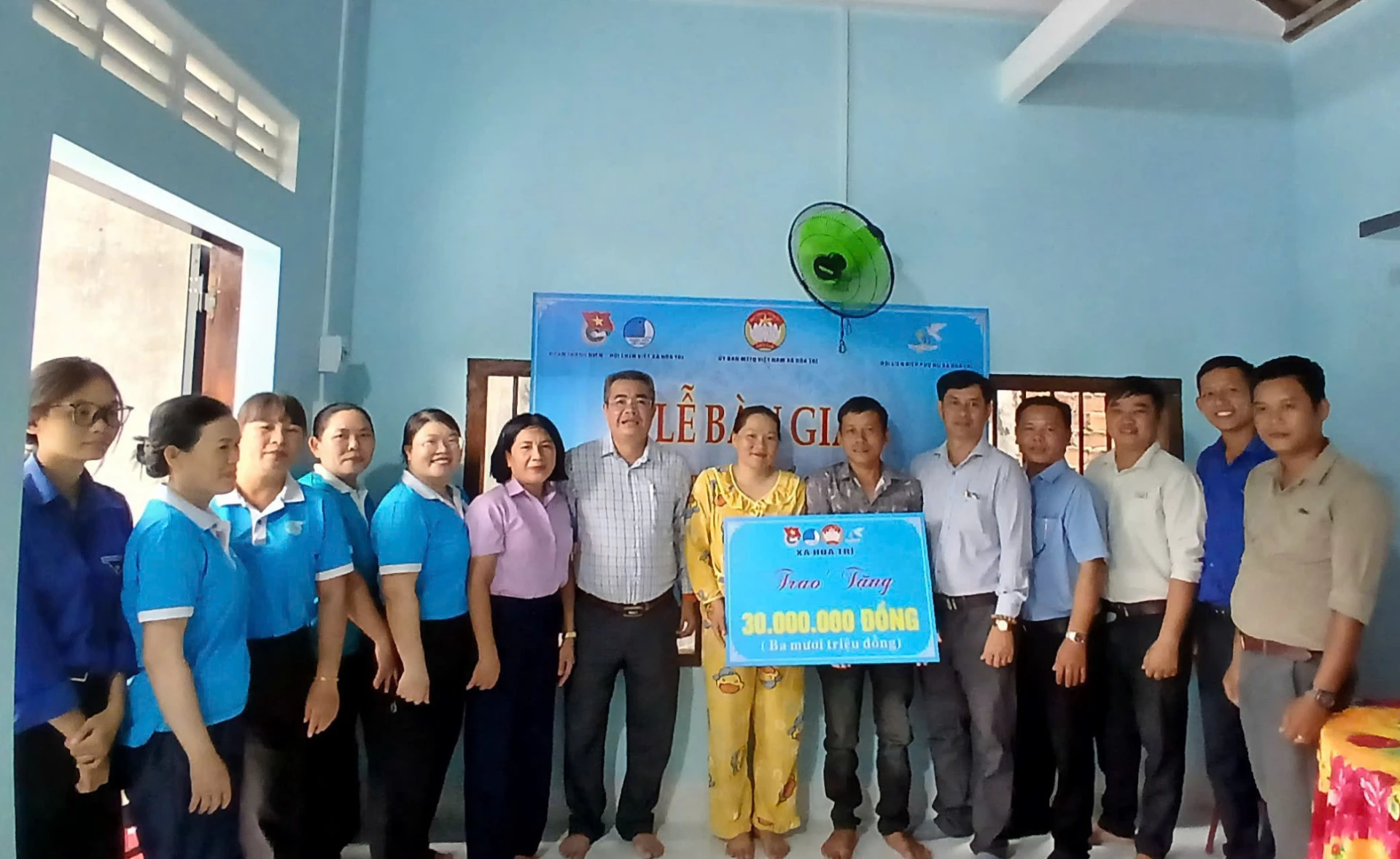 Đại diện các đơn vị trao bảng tượng trưng hỗ trợ kinh phí cho gia đình ông Chí.