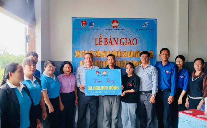 Xã Hòa Trí bàn giao nhà Đại đoàn kết cho người dân