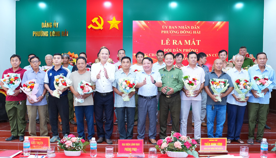 Đại diện Công an tỉnh Khánh Hòa cùng lãnh đạo phường Đông Hải tặng hoa chúc mừng các đội dân phòng.