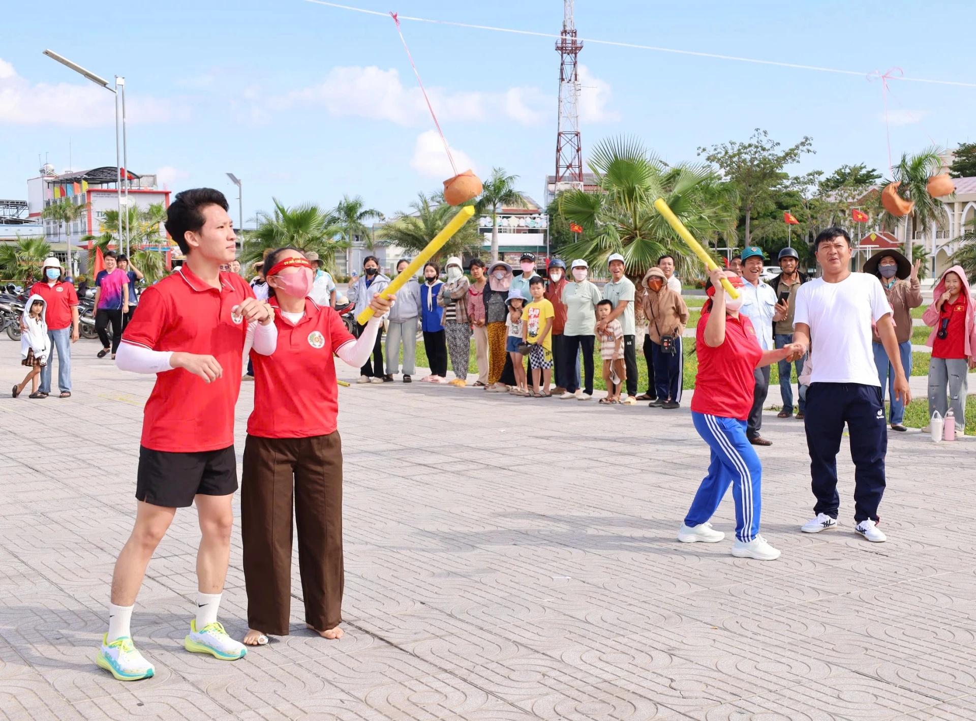 Môn bịt mắt đập niêu đòi hỏi sự phối hợp nhịp nhàng giữa các thành viên trong đội.