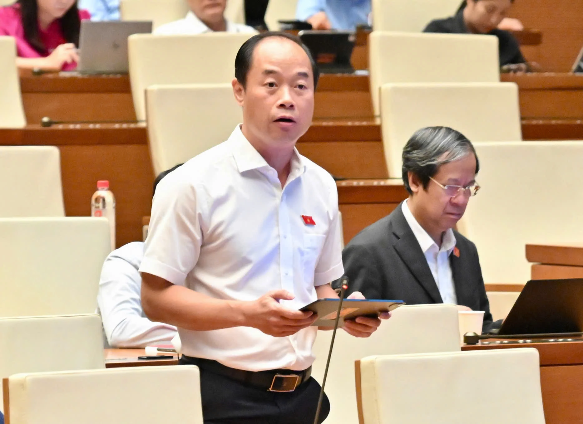 Đại biểu Quốc hội tỉnh Trần Mạnh Cường phát biểu thảo luận tại hội trường sáng 27-10.
