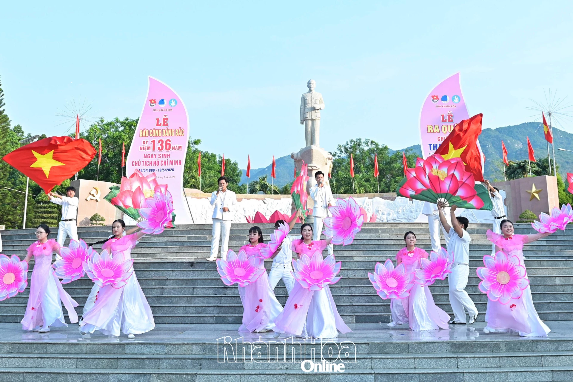 Tượng đài Bác Hồ tại Công viên 18 tháng 10, phường Cam Ranh. Ảnh: Vĩnh Thành