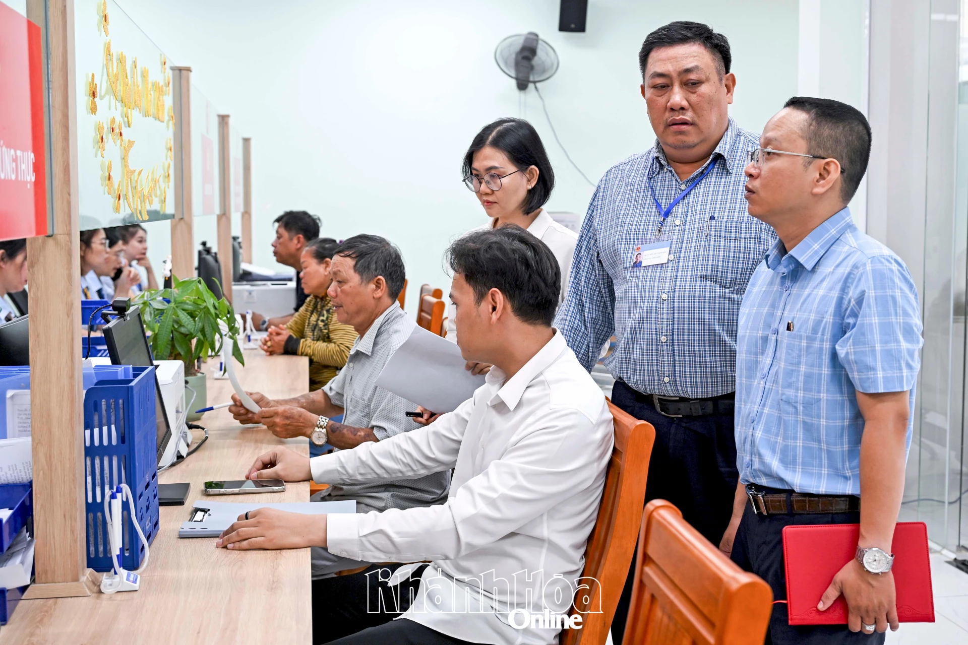 Đoàn kiểm tra công tác cải cách hành chính tỉnh kiểm tra tại Trung tâm Phục vụ hành chính công phường Nam Nha Trang.