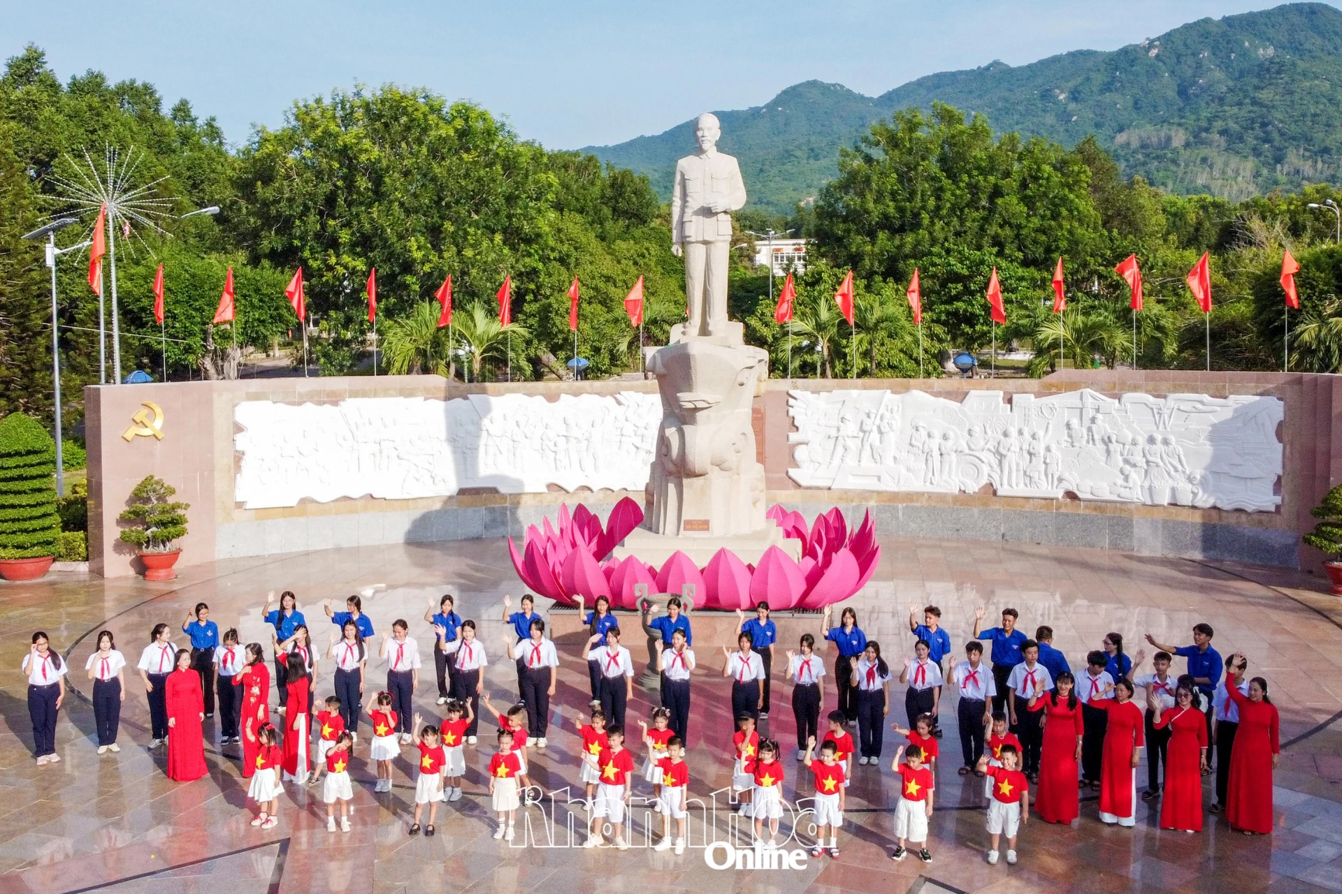 Tượng đài tưởng niệm sự kiện Chủ tịch Hồ Chí Minh đến vịnh Cam Ranh vào ngày 18-10-1946. Ảnh: ĐẶNG TUẤN