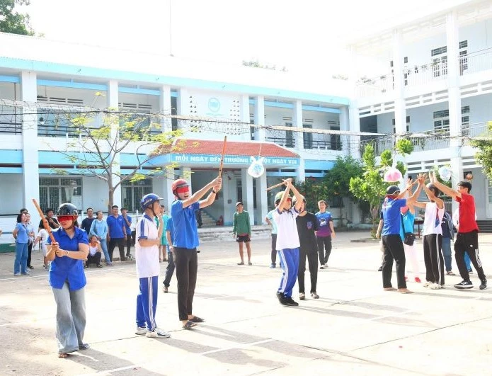 Các đội tranh tài trò chơi Định hướng mục tiêu”.