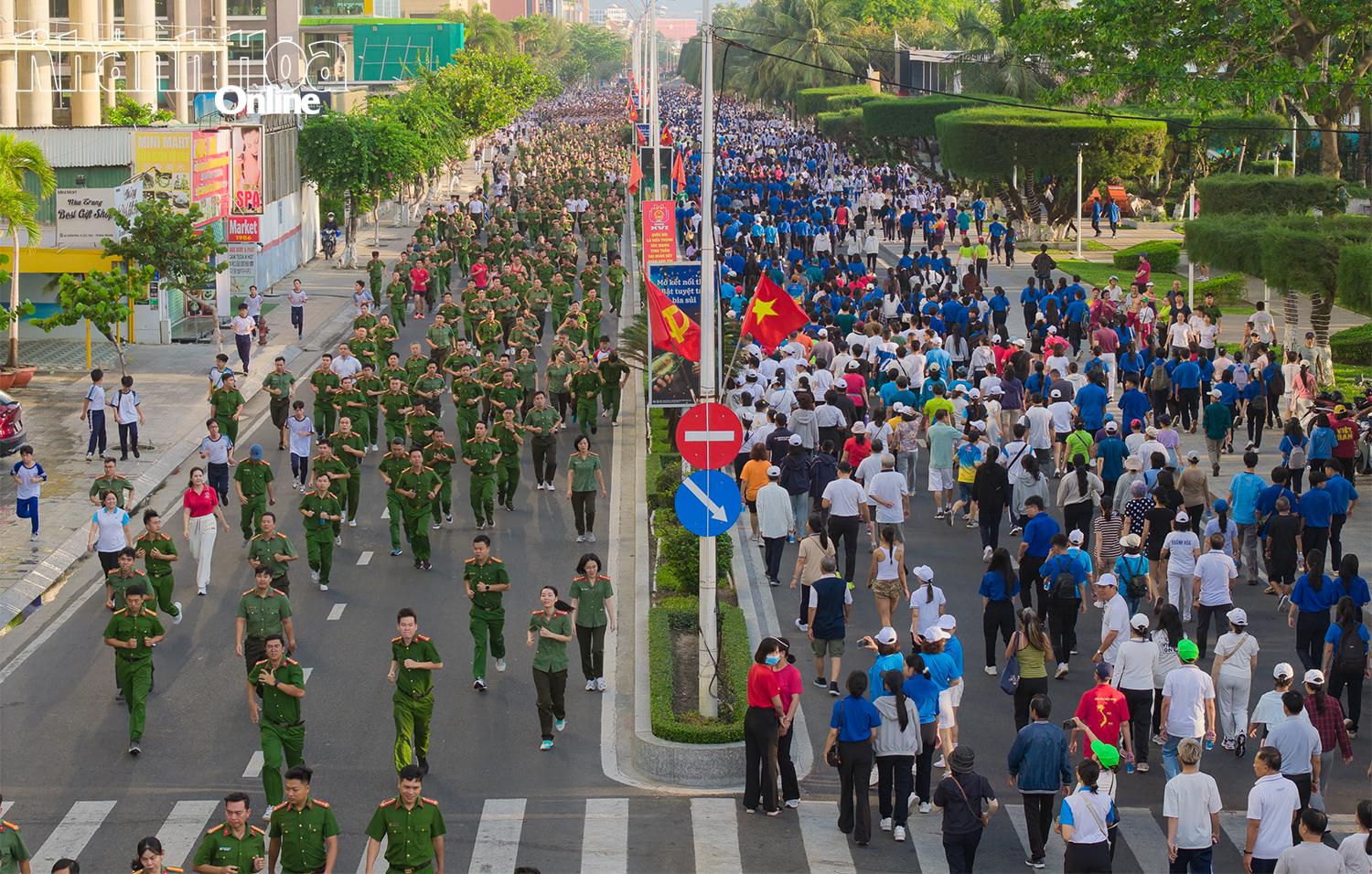 Đông đảo các lực lượng, các tầng lớp Nhân dân trên địa bàn tỉnh Khánh Hòa tham gia chạy đồng hành. (Ảnh: Vương Mạnh Cường).