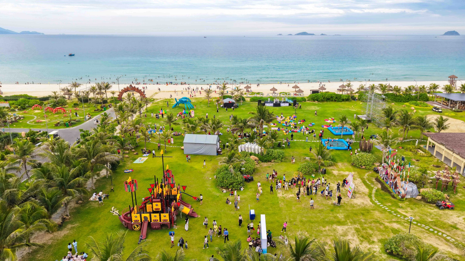 Nhà phố Sông Town tăng khả năng khai thác nhờ nguồn khách lớn đến Bãi Dài.